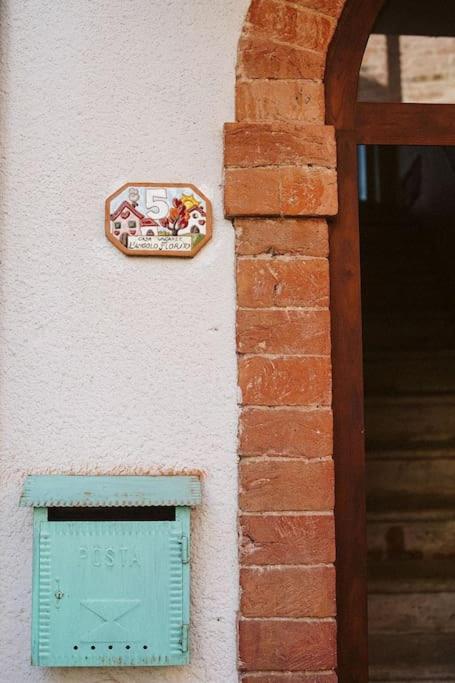 Casa Vacanze L'Angolo Fiorito Bettolle Esterno foto