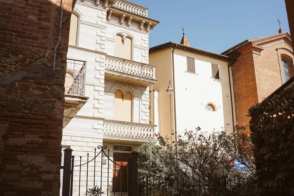 Casa Vacanze L'Angolo Fiorito Bettolle Esterno foto